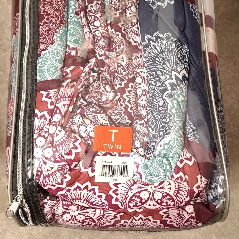 Blink Pranna Twin Reversible Comforter Set‎ Medallion Stripe Burgundy Navy 2pc